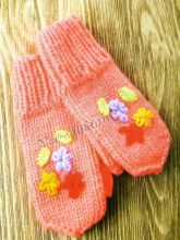 Оранжевые варежки с вышивкой, фото