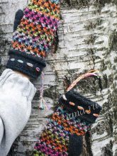 Разноцветные варежки, фото