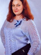 Ажурный голубой пуловер спицами