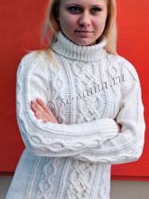 Белый свитер спицами с косами