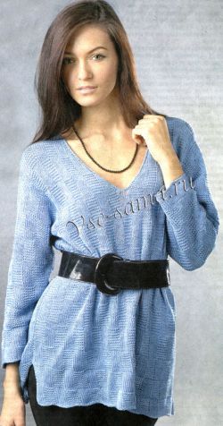 Голубой пуловер с V-образным вырезом спицами