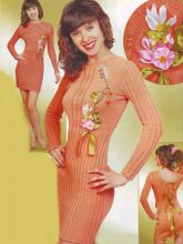 Персиковое платье с вышивкой