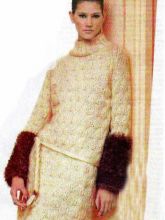 Платье с отделкой на рукавах