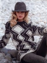 Пуловер спицами - северные узоры