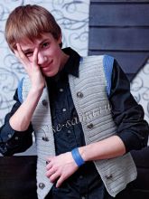 Серый жилет с пуговицами