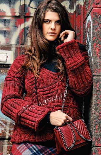 Темно-красный пуловер со структурным узором, фото