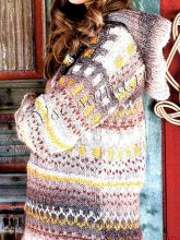 Удлиненный пуловер спицами с капюшоном