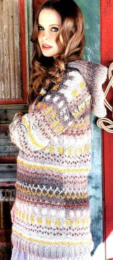 Удлиненный пуловер спицами с капюшоном