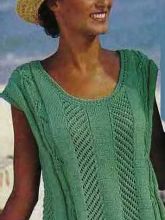 Зеленый пуловер с узорными полосами