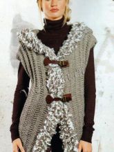 Жилет с капюшоном и бахромой