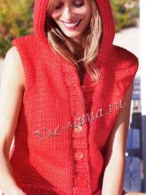 Жилет спицами с капюшоном красного цвета