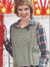 Жилет спицами с цветами на спинке, фото