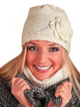 Белая шапочка с цветком, фото