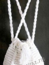 Белая сумка спицами из объемной пряжи