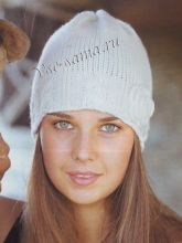 Белая шапочка спицами с цветком, фото