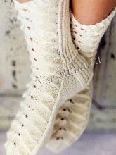Белые носки спицами с рельефным узором