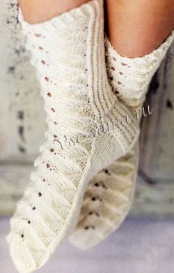 Белые носки спицами с рельефным узором