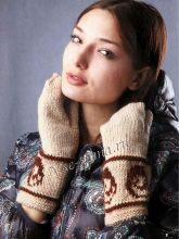 Бежевые варежки спицами с рисунком