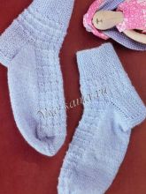 Голубые носки, связанные на двух спицах