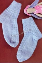 Голубые носки, связанные на двух спицах