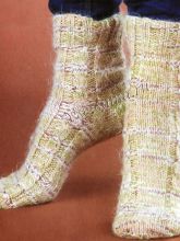 Меланжевые носки спицами с косами