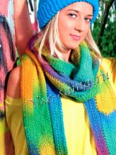 Однотонная шапка и разноцветный шарф