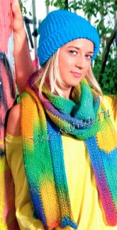 Однотонная шапка и разноцветный шарф