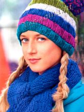 Разноцветная шапка с помпоном и шарф