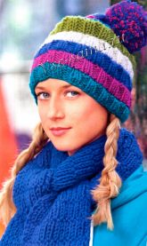 Разноцветная шапка с помпоном и шарф