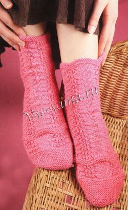 Розовые носки спицами с ажурным узором