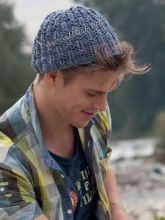 Серо-голубая шапка спицами