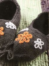 Серые тапочки спицами с цветочками