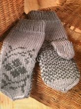 Серые варежки с орнаментом