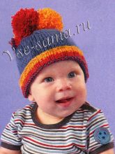 Шапочка спицами с разноцветными помпонами