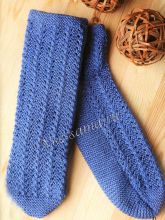 Синие носки спицами с ажурным узором