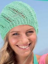 Светло-зелёная шапка бини спицами