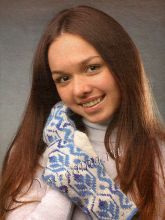 Светлые и темные варежки с прибалтийским рисунком