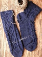 Темно-синие носки спицами с ромбами