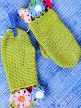 Зеленые варежки крючком с цветочками