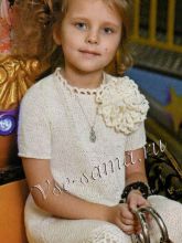 Белое платье спицами и брошь