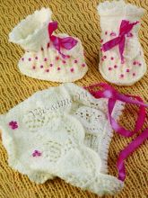 Белые пинетки и шапочка с бусинками спицами