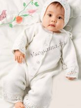 Белый комбинезон и шапочка с кружевной каймой