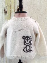 Белый пуловер с обезьянкой