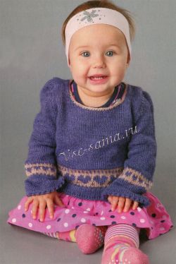Фиолетовый пуловер спицами с орнаментом для малыша