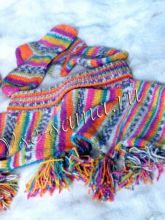 Короткий пуловер, шапочка и носочки из разноцветной пряжи