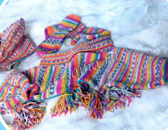 Короткий пуловер, шапочка и носочки из разноцветной пряжи