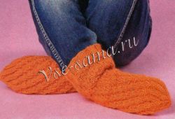 Оранжевые носочки-спиральки спицами