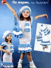 Платье с рюшами, берет и сумочка