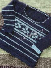 Синий пуловер спицами с орнаментом для малыша