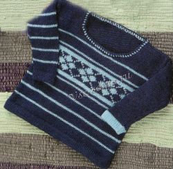 Синий пуловер спицами с орнаментом для малыша